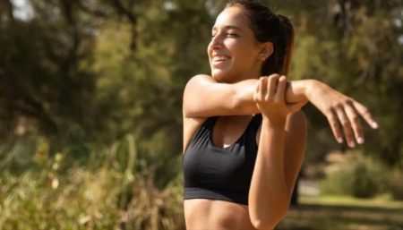 Esta fase inicial suele ser ignorada frecuentemente, un grave error, ya que no solo prepara el cuerpo para el esfuerzo físico, sino que también contribuye a evitar lesiones.