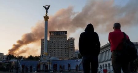 Rusia ataca por primera vez el edificio del Gabinete, la sede del gobierno de Ucrania, durante una nueva ola de bombardeos masivos