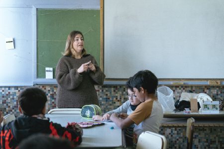 Estudiantes de la escuela N°20 recibieron el taller literario enmarcado en la 3° feria municipal del libro de Rawson