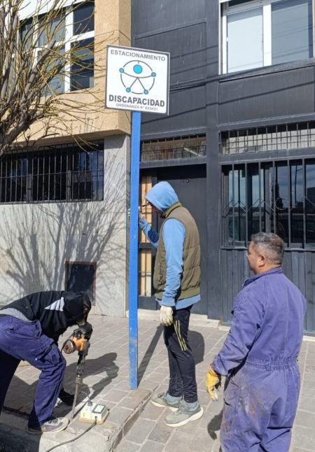 Aréas municipales y el Concejo deliberante avanzan en la Reglamentación de la ordenanza sobre estacionamiento para personas con discapacidad en Rawson