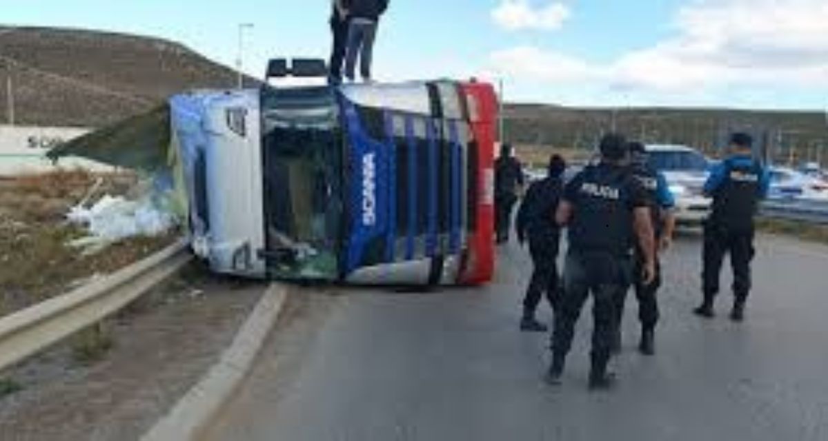 Bromatología dictaminó: el salmón del camión volcado en Comodoro no puede consumirse