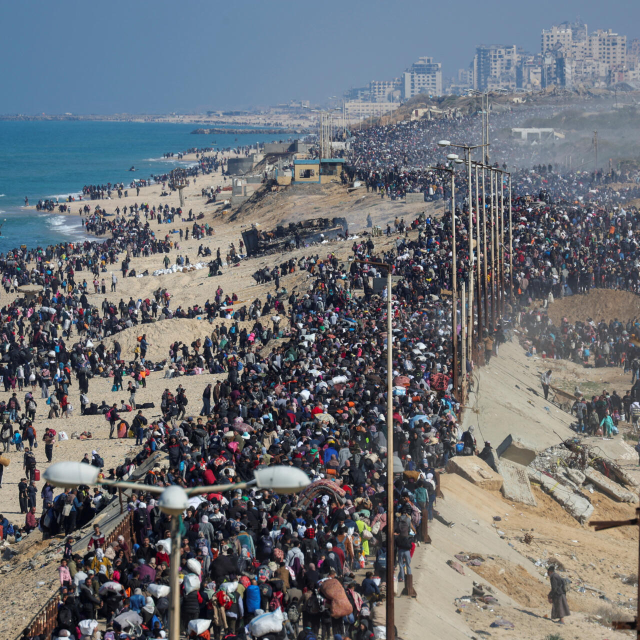 Miles de palestinos regresan al norte de Gaza