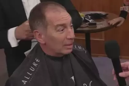Santilli cumplió su promesa de campaña y se rapó en el streaming del Godo Dan
