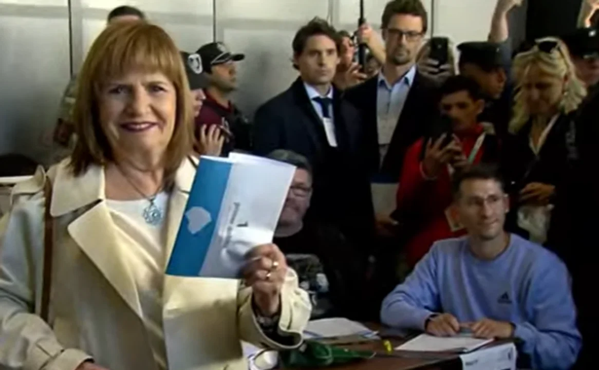 Patricia Bullrich votó en La Rural, se equivocó con la boleta y dejó una frase sobre el futuro político