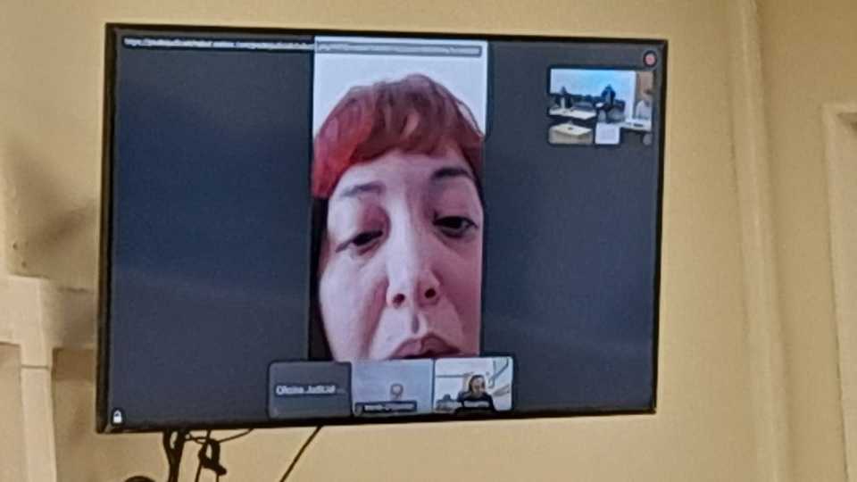 Otorgan arresto domiciliario a Brenda Rúa tras audiencia de revisión por tentativa de homicidio en Esquel