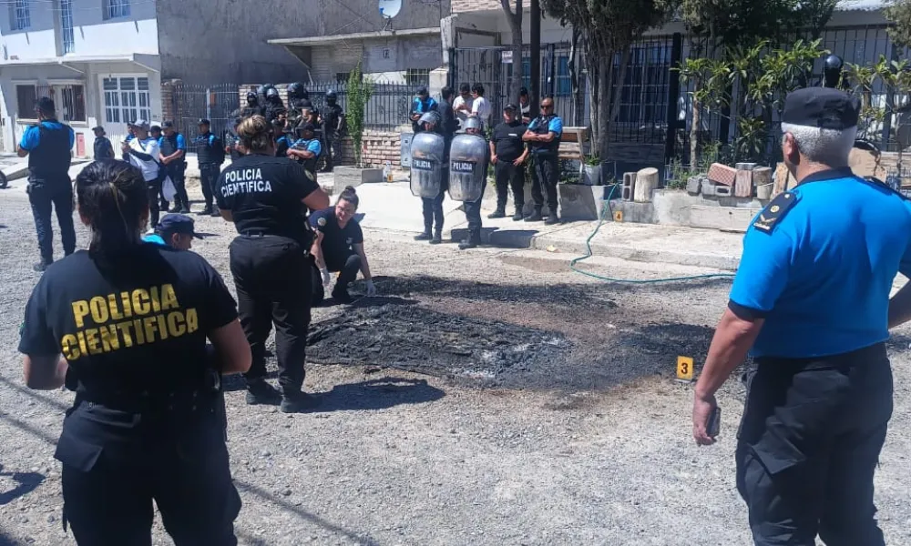 Grave ataque en Puerto Madryn: dos mujeres policías sufrieron quemaduras durante un procedimiento en una vivienda