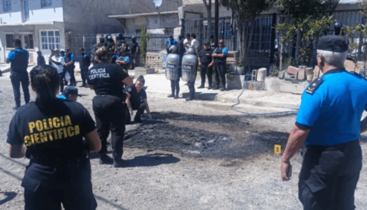 Grave ataque en Puerto Madryn: una mujer policía fue quemada con un acelerante y permanece en terapia intensiva