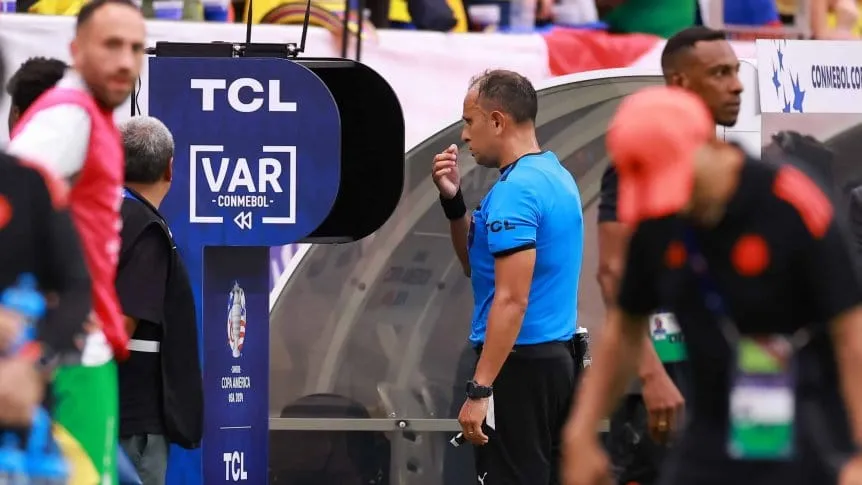 La IFAB evalúa ampliar el uso del VAR y controlar el tiempo de juego rumbo al Mundial 2026