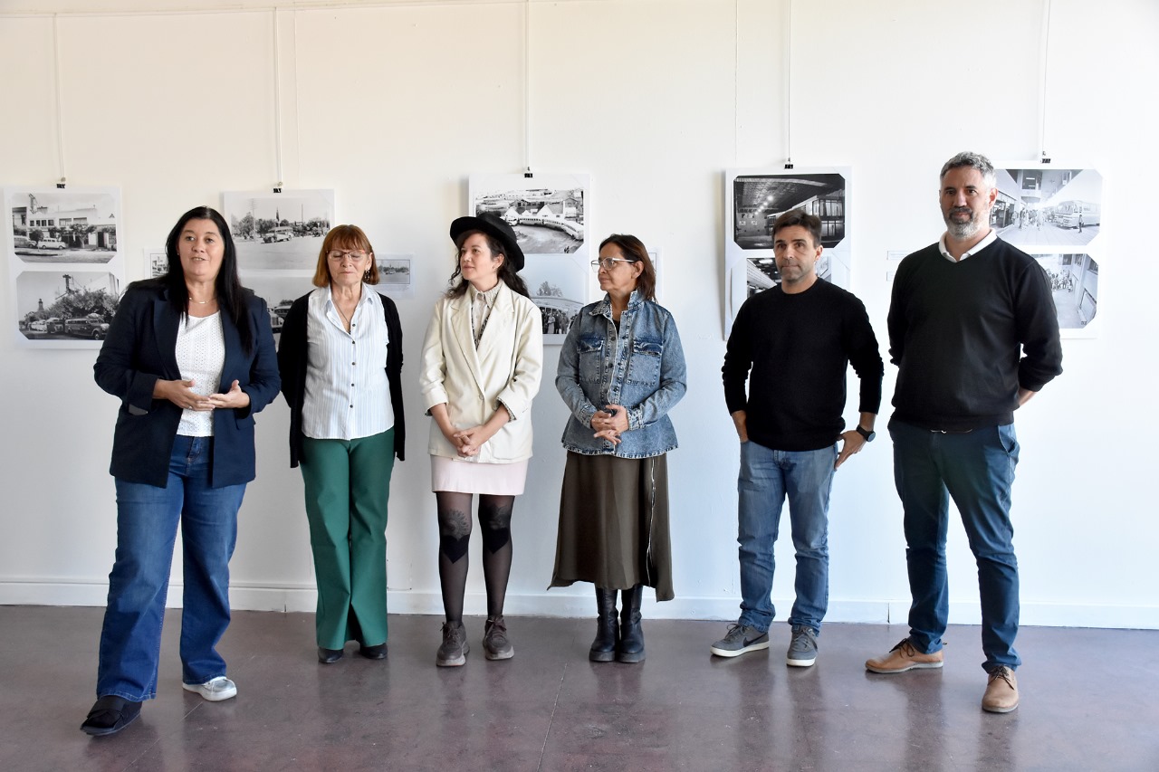 Trelew inauguró una muestra fotográfica sobre la historia del transporte local
