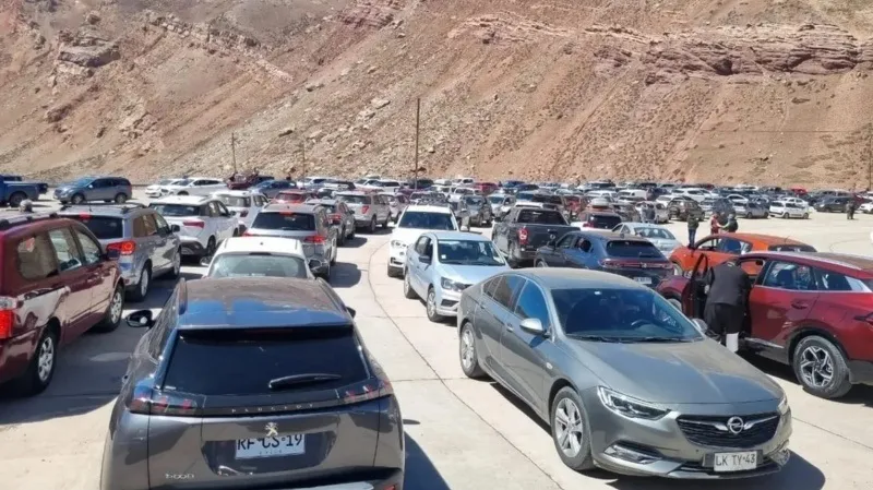 Argentinos cruzan a Chile por precios bajos en finde XL