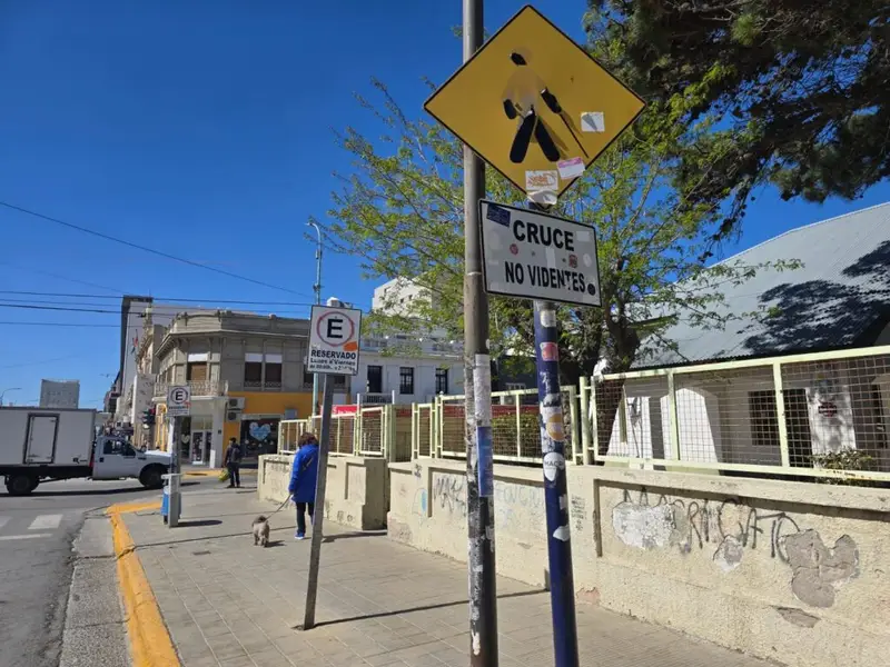 Reclaman veredas seguras y señalización frente a escuela para ciegos en Comodoro