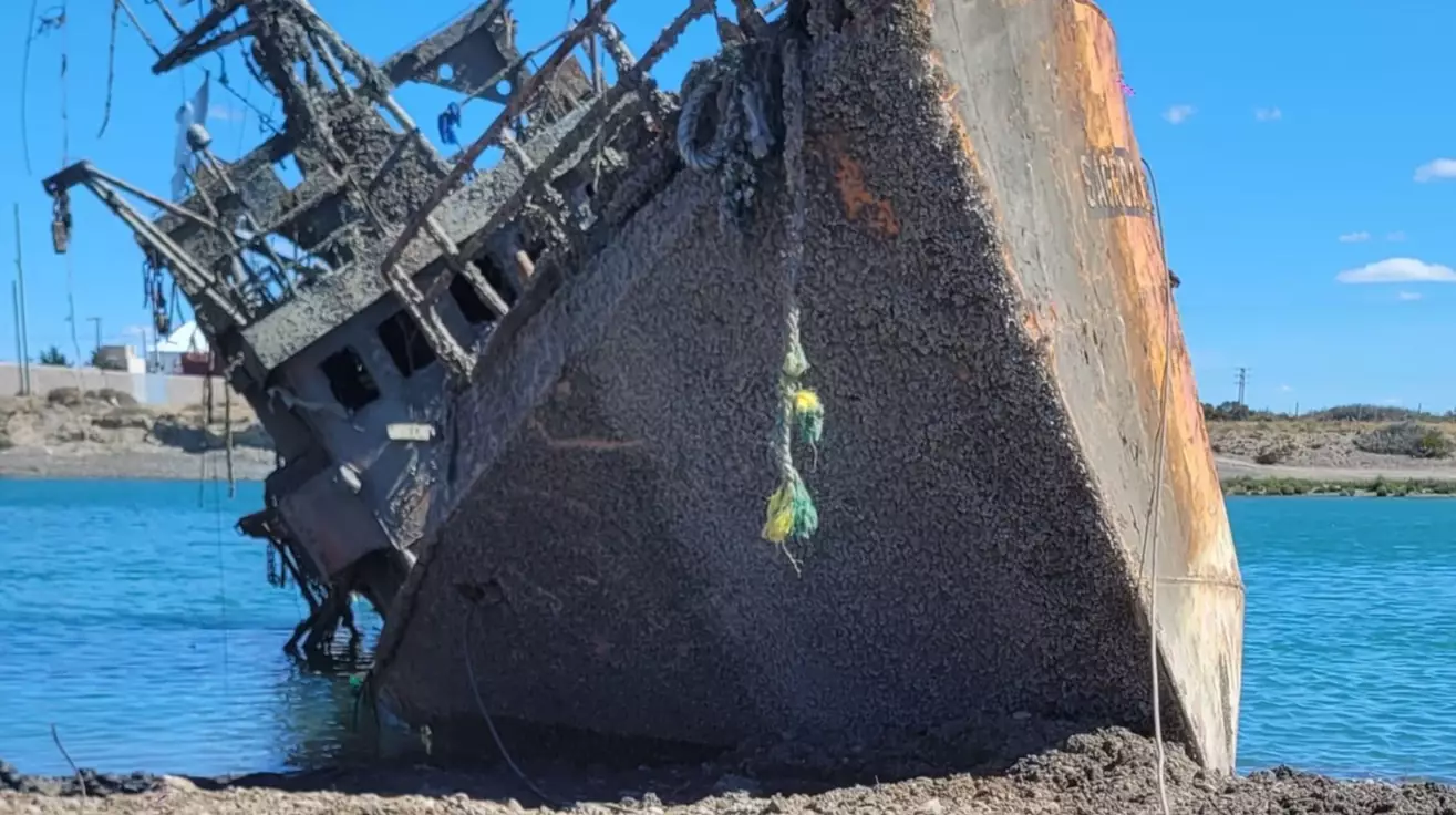 Retiraron definitivamente del río Chubut al histórico buque «Sagrado Corazón»
