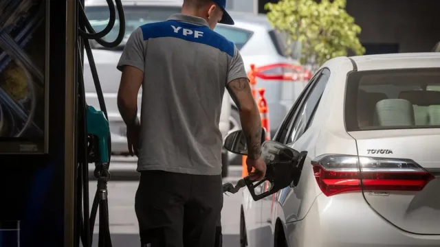 ¿Cómo ahorrar hasta $90.000 en combustible durante noviembre con descuentos y reintegros?