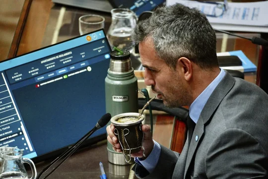 LLA busca llegar a 100 diputados para controlar la Cámara y aprobar el Presupuesto 2026