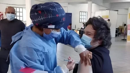 ¿Qué decía Javier Milei de las vacunas contra el Covid-19 y por qué tardó en dársela?