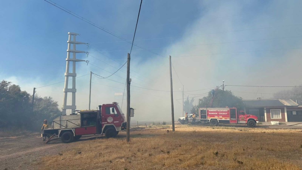 Bomberos de Rawson combatieron 5 horas un gran incendio en pastizales
