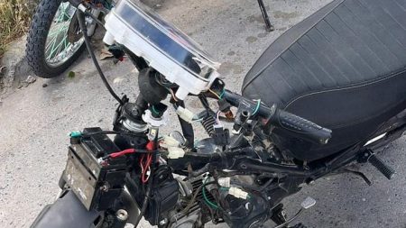 Abandonan moto robada al llegar la policía en Trelew