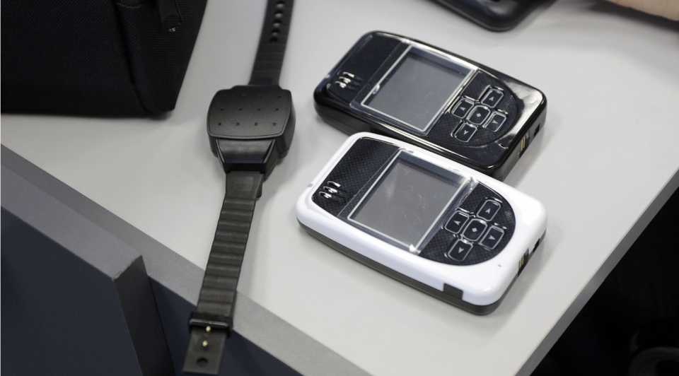 Le colocan tobillera a hombre por violencia de género