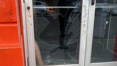 Menor rompió vidriera de un local a patadas en Comodoro