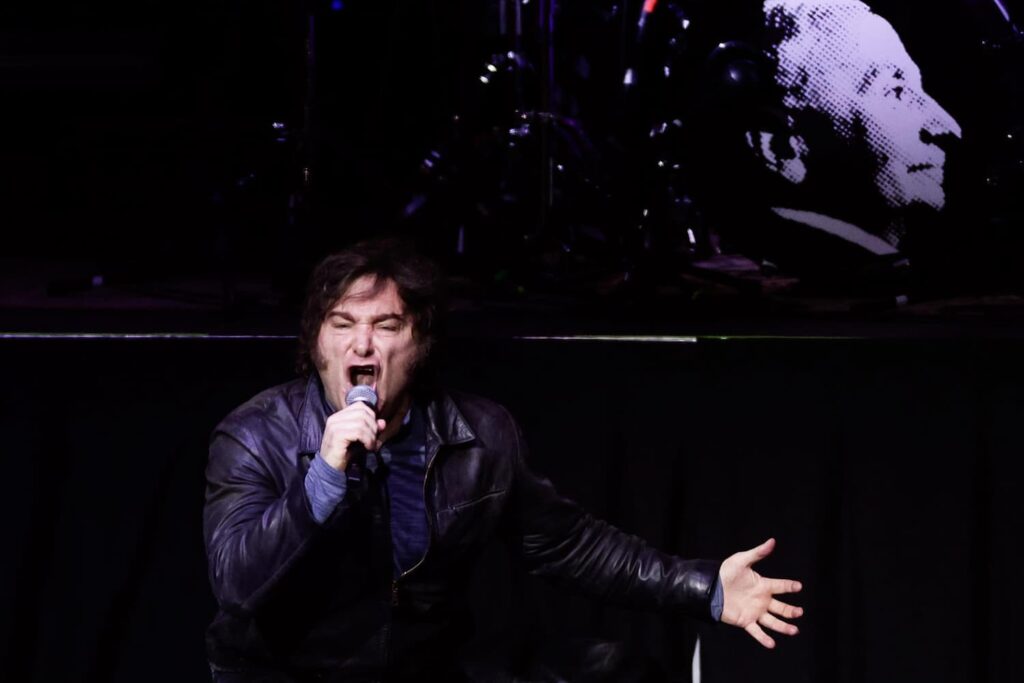 Con un cover de Nino Bravo, Javier Milei celebró el 36° aniversario de la caída del Muro de Berlín