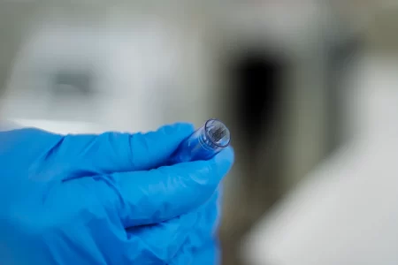 Un fallo clave define qué debe cubrir una obra social en fertilización