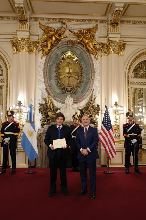 Milei recibió al nuevo embajador de EE.UU. antes de viajar a Miami
