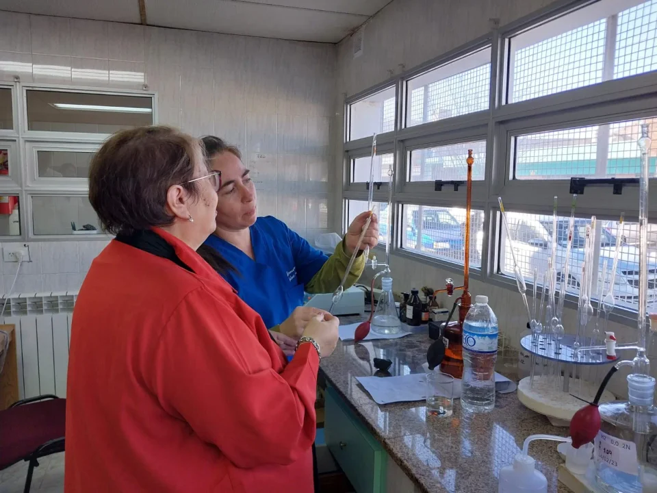 ANMAT prohíbe múltiples productos tras brote de Klebsiella en Chubut