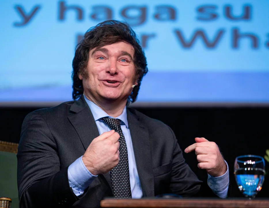 “En honor a…”: Milei exhibió una camiseta de un club argentino en plena polémica con AFA