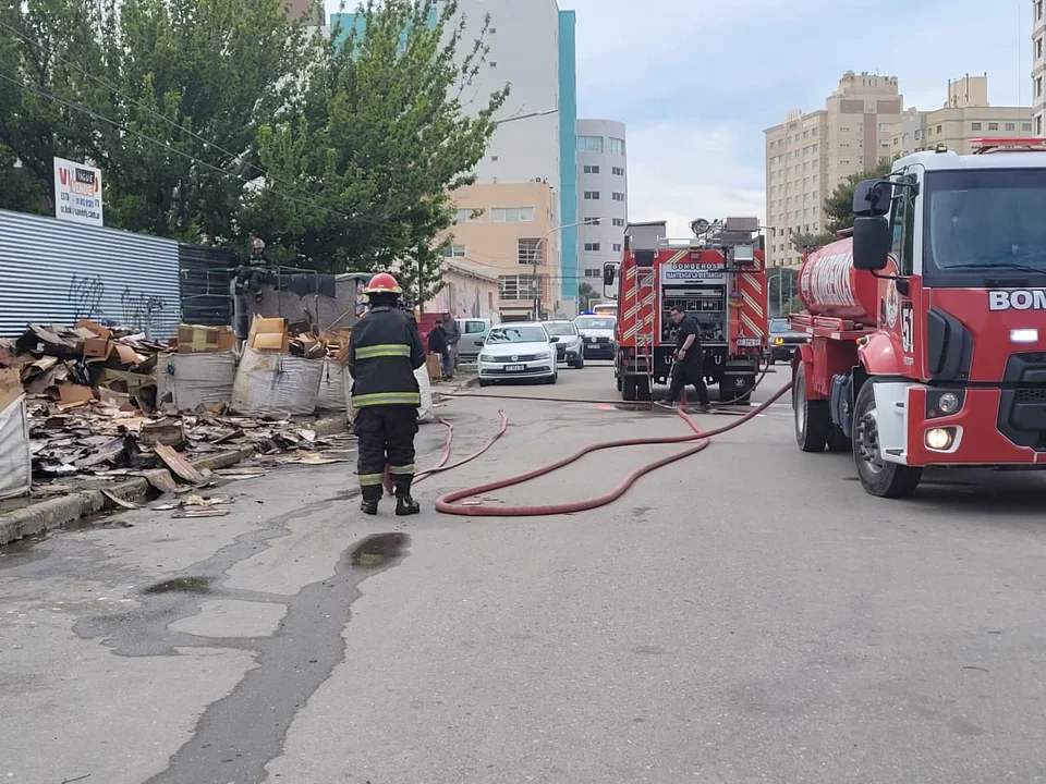 Incendio en la vía pública generó alarma y movilizó a bomberos en Comodoro