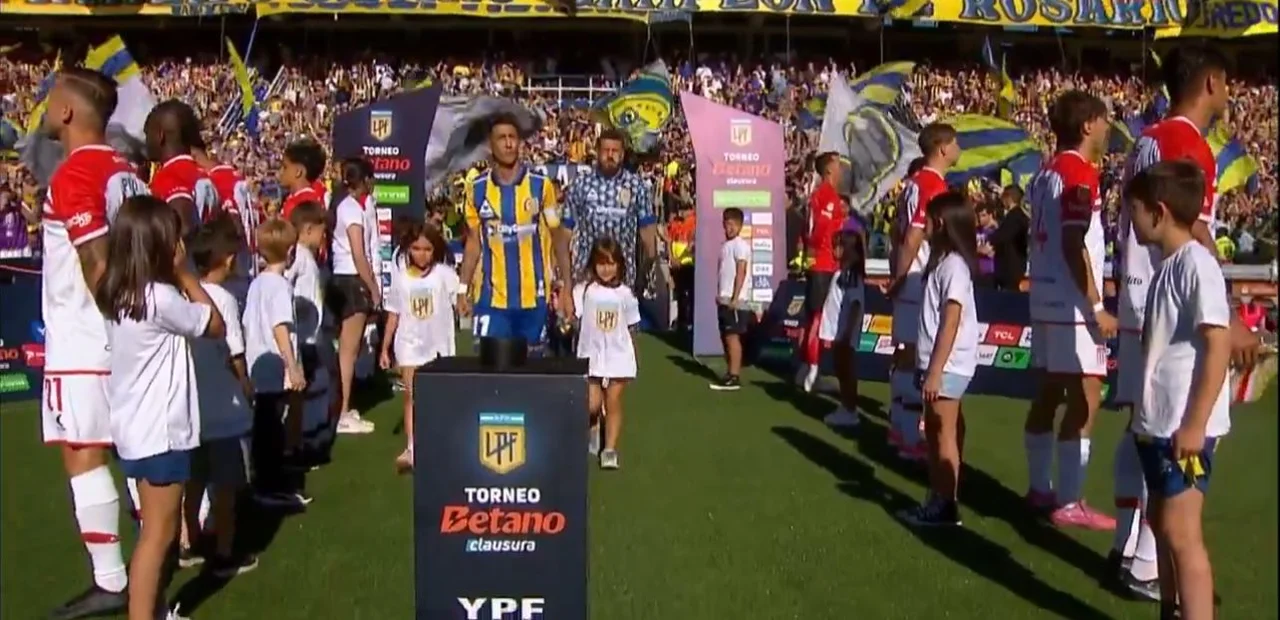 Estudiantes da la espalda a Central en histórico pasillo