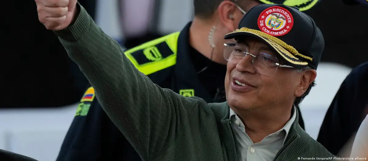 Petro defiende bombardeos y niega violar derecho humanitario