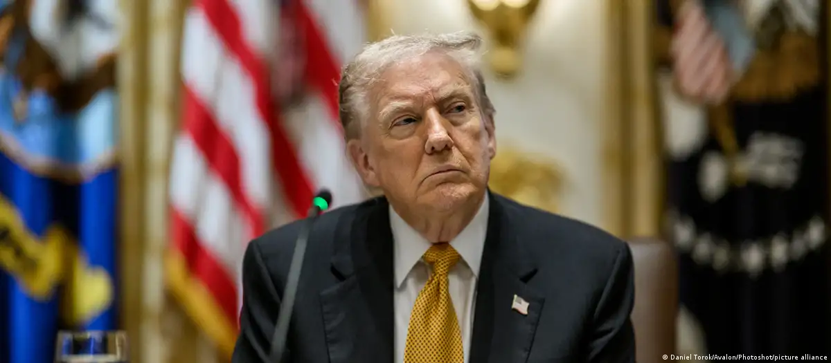 Trump firma ley para desclasificar archivos de Epstein