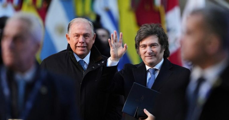 Milei entrega sables a oficiales de Fuerzas Armadas