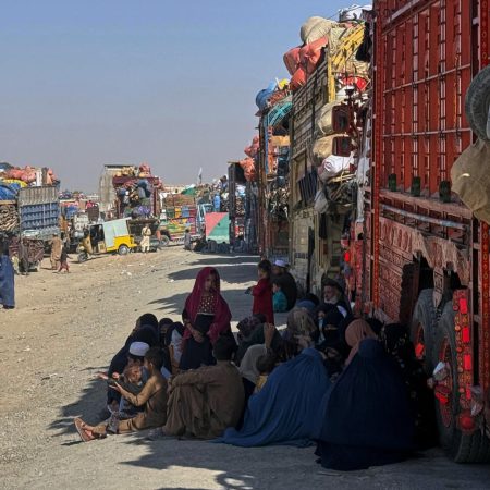 Pakistán reabre frontera con Afganistán por un día