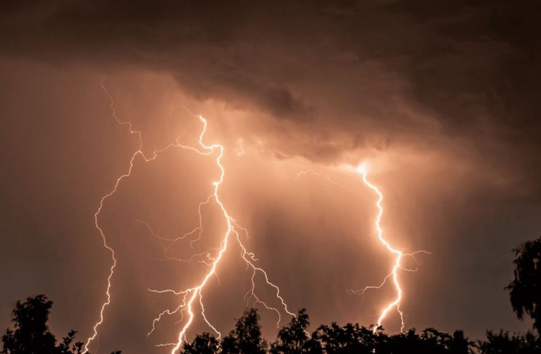 SMN declaró alerta amarilla en siete provincias por tormentas eléctricas y ráfagas de viento