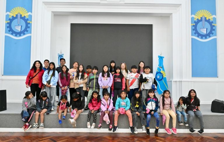 Escuela 137 Costa del Chubut visitó la Casa de Gobierno con apoyo de la Municipalidad de Rawson