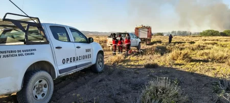 Bomberos combaten incendio en pastizales de Cerro Cóndor, junto al río Chubut