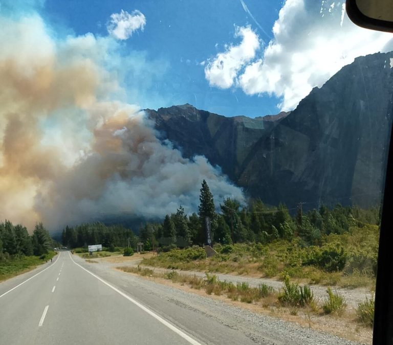 Emergencia en Epuyén: un incendio forestal avanza y equipos trabajan para contenerlo