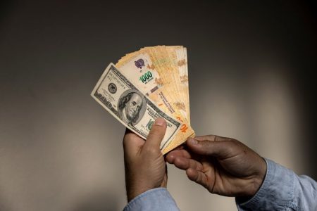 El dólar blue bajó y Milei confirmó que mantendrá las bandas cambiarias hasta 2027