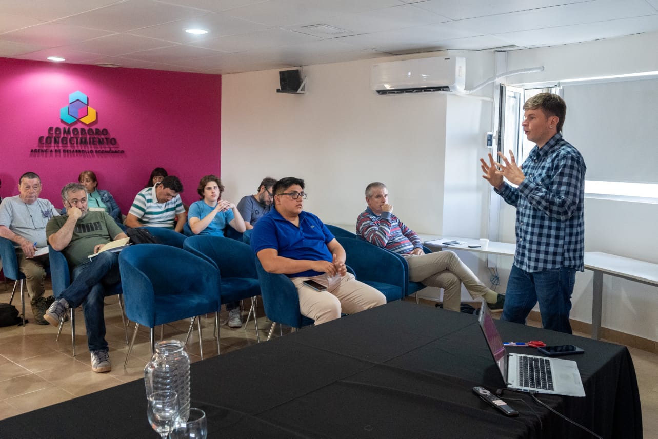 Comodoro Conocimiento potencia la formación 4.0 con talleres de IA para emprendedores