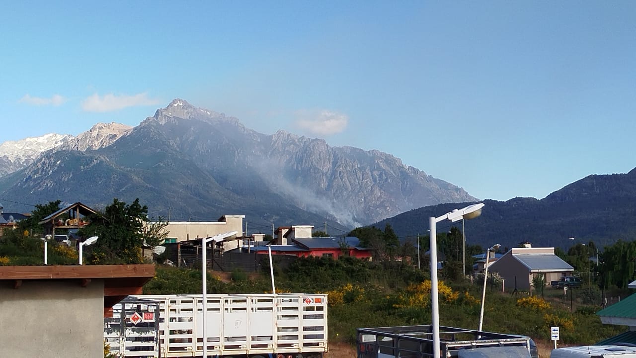 Emergencia en Epuyén: 186 brigadistas enfrentan el incendio en El Pedregoso