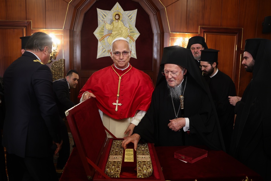 Histórico gesto de unidad entre el Papa León XIV y Bartolomé