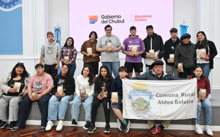 Estudiantes de Aldea Beleiro y Esquel recorrieron la Casa de Gobierno en Rawson en el marco de la política de puertas abiertas impulsada por Nacho Torres