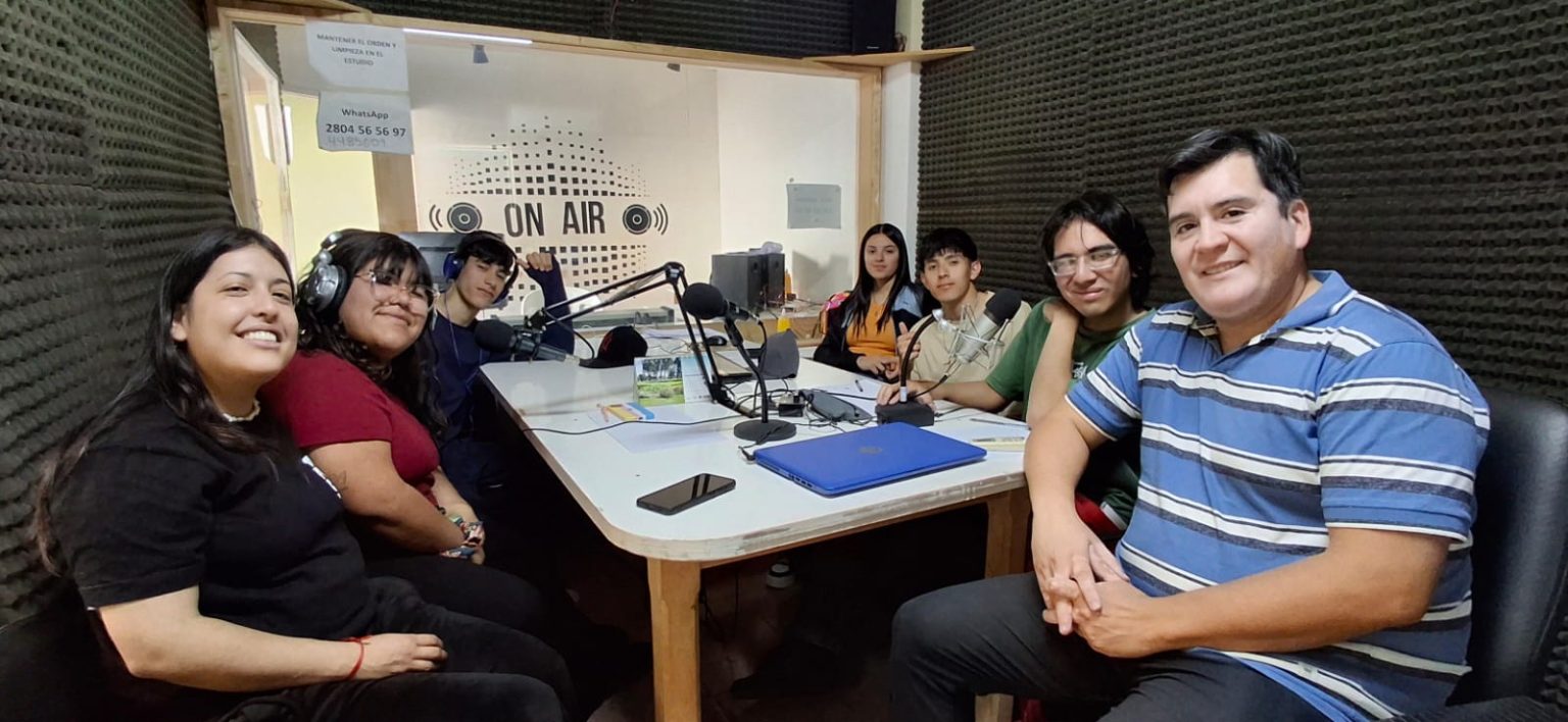 Estudiantes de la Escuela 7705 realizan pasantías en la Radio Municipal de Rawson