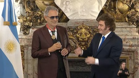 Milei condecora a Andrea Bocelli con la Orden del Mayo