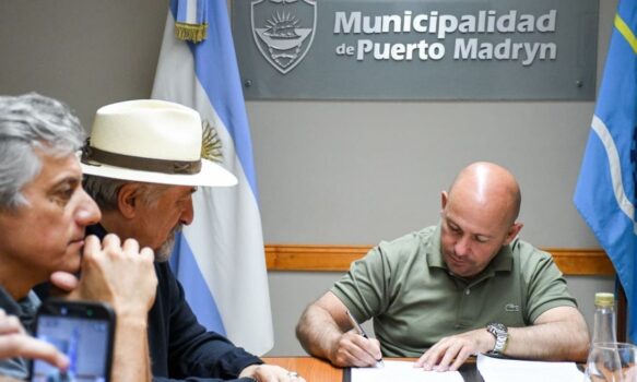 Sastre y Macharashvili sellaron un convenio para potenciar el eje industrial entre Madryn y Comodoro