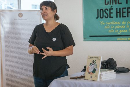 La escritora Cristina Reyes presentó ¡Quiérete sorda! en Rawson, un encuentro que promovió la inclusión y la cultura