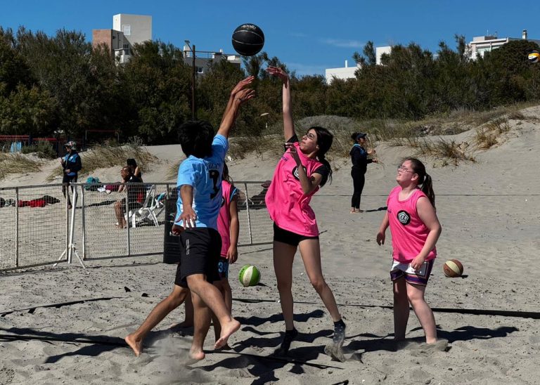 Participantes y público disfrutaron de deportes de playa y actividades recreativas en Arena Fest Puerto Madryn