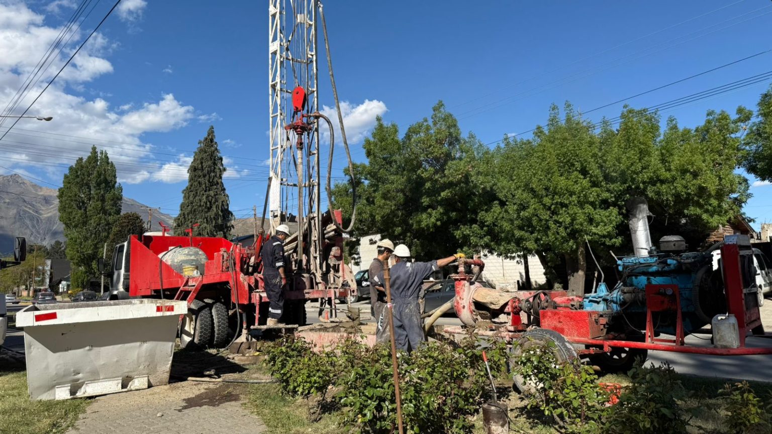 La Municipalidad de Esquel realiza una nueva perforación para garantizar el riego de plazoletas y espacios verdes durante el verano