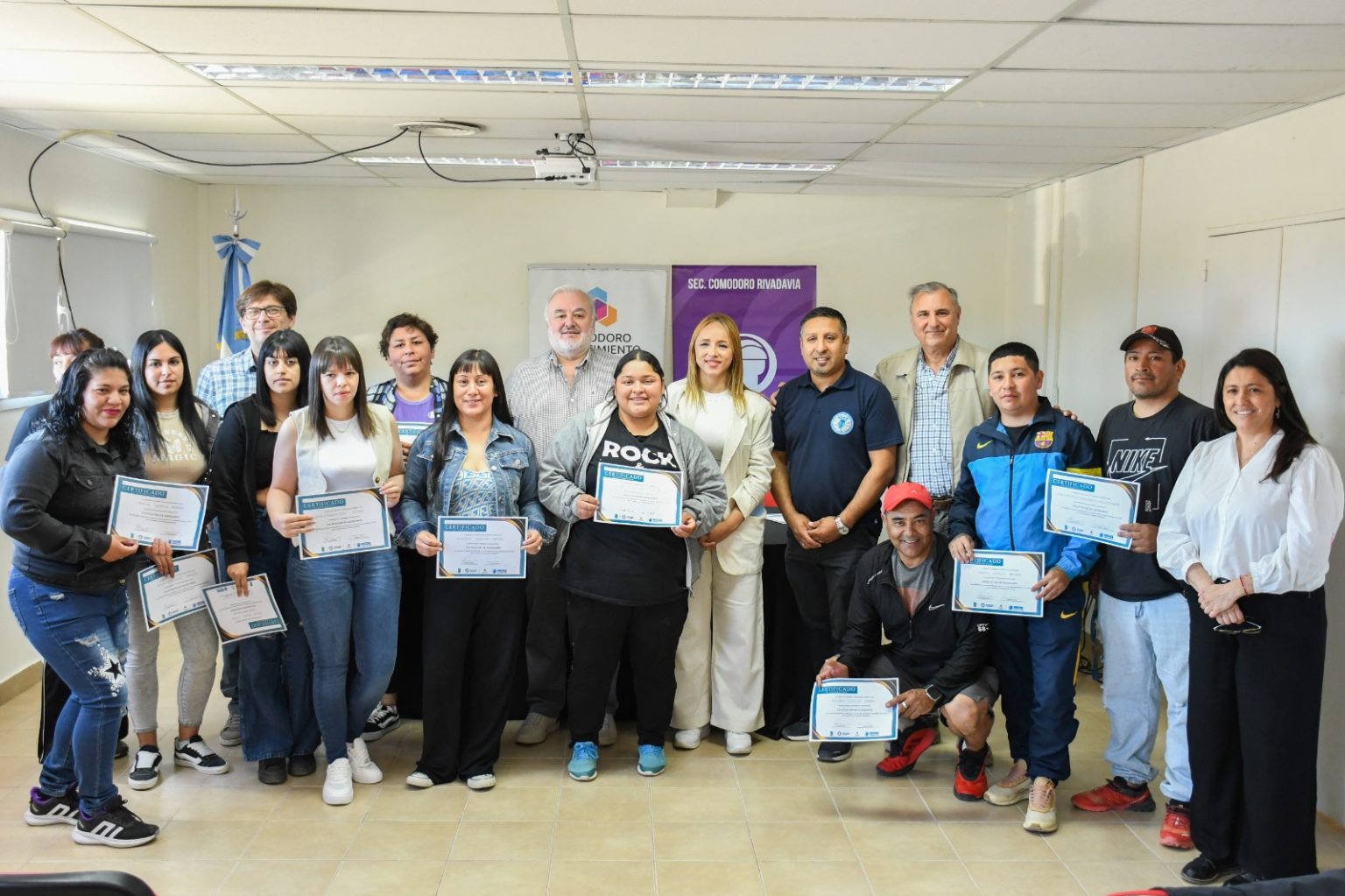 Comodoro Conocimiento y UOCRA entregaron certificados en colocación de adoquines a 16 vecinos